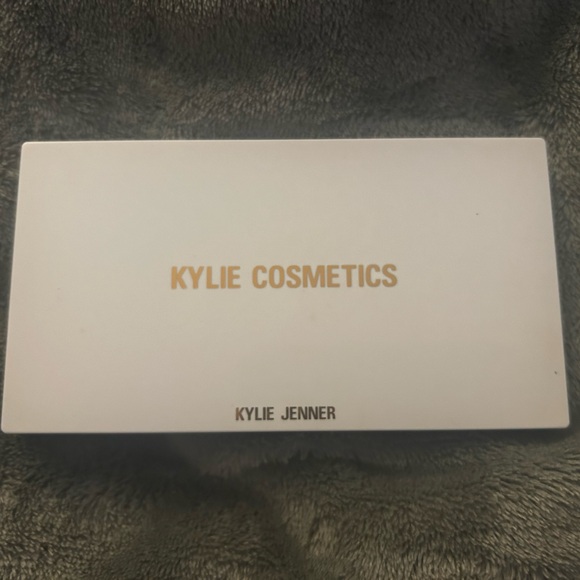 Kylie Bronze Palette - Picture 6 of 8
